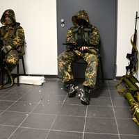 Krievu kaujinieks pie 'kiborgiem' Doņeckas lidostā ierodas paceltām rokām