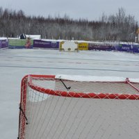Foto: Siguldas novadā entuziasts pagalmā izveido ledus laukumu