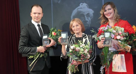 Foto: Smiļģa muzejā pasniegtas Teātra dienas izcilības balvas