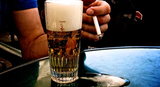 Iecienītākie dzērieni pērn - 'Cēsu Džons' un 'Apinītis stiprais', populārākie smēķi – 'Philip Morris', secinājis VID