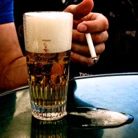 Ja mazāk smēķēsi, vairāk dzersi? Pētījums pierāda pretējo