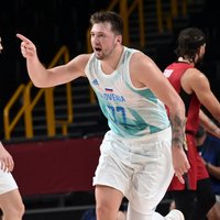 Slovēnijas basketbolisti saber grozā 94 punktus un piesakās olimpiskajām medaļām