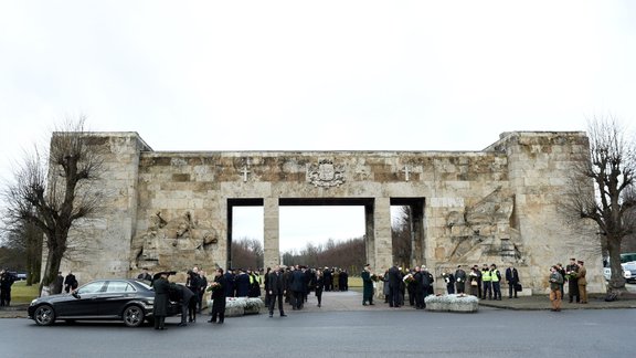 Amatpersonas Lāčplēša dienā noliek ziedus Brāļu kapos  - 1