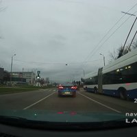 Aculiecinieka video: Steidzīgs šoferis pie 'Dominas' teju saskrienas ar trolejbusu