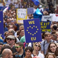 Foto: Londonas ielās tūkstošiem cilvēku protestē pret Lielbritānijas izstāšanos no ES