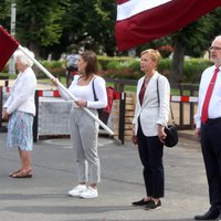 Rīgā cilvēku ķēdē Baltkrievijas atbalstam piedalās ap 400 cilvēku, arī vairāki mēra amata kandidāti