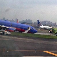 ЧП в аэропорту Нью-Йорка: самолет совершил жесткую посадку, есть пострадавшие (+ВИДЕО)