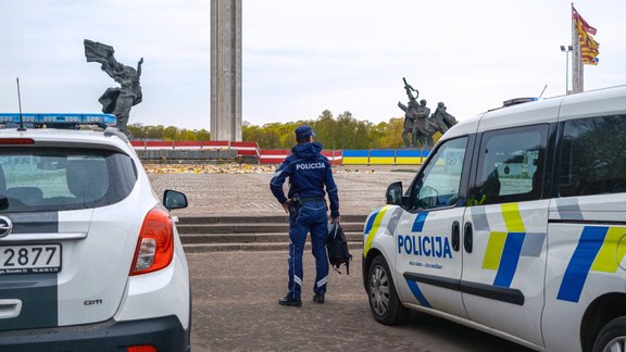 uzvaras piemineklis policija