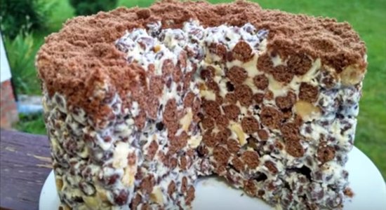 Video: Piecās minūtēs pagatavojama torte no četrām sastāvdaļām