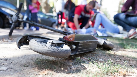 elektriskais skrejritenis skūteris traumatisms mikromobilitāte