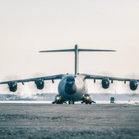 Foto: Rīgas lidostā nosēžas Spānijas bruņoto spēku lidmašīna 'Atlas'
