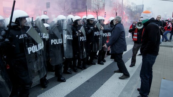 Polijas Neatkarības dienā demonstrācijas pāraug nekārtībās - 18