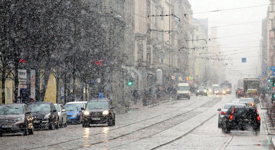 Синоптики: во вторник будет пасмурно, в ряде районов и Риге ожидается снег