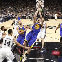 NBA līdervienību duelī 'Spurs' piekāpjas 'Warriors'; Bertāns nospēlē noslēdzošo minūti