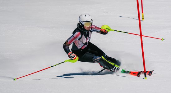 Kalnu slēpotāja Bondare trenēsies starptautiskā komandā pieredzējuša ASV trenera vadībā