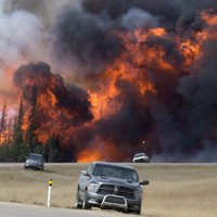 Foto: Kanādas masīvie ugunsgrēki turpina plesties plašumā