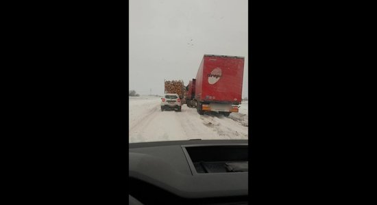 ВИДЕО. Дорогу замело: на шоссе Елгава-Добеле буксуют фуры