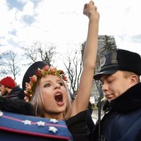 ФОТО: Активистки Femen разделись в центре Киева в поддержку сексменьшинств
