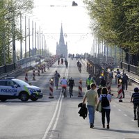 Foto: Pikniku uz slēgtā Deglava ielas pārvada apmeklējuši vairāk nekā 100 cilvēku