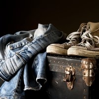 "Бомжатский" гардероб. Почему богатые люди тратят тысячи на грязную, рваную и старую одежду