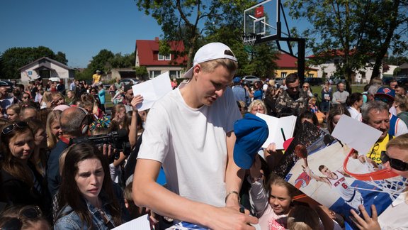 Kristaps Porziņģis atklāj basketbola laukumu Liepājā - 43