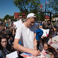 ФОТО: Порзиньгис открыл в Лиепае вторую баскетбольную площадку и раздавал автографы фанам