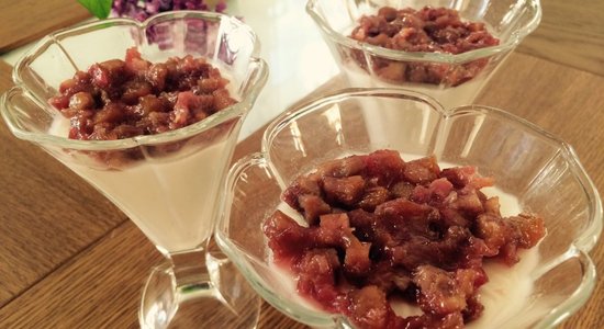 Kokosriekstu piena 'panna cotta' ar rabarberiem