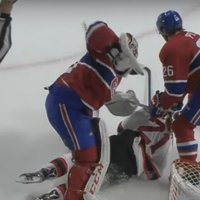 Video: 'Canadiens' vārtsargs metas virsū pretiniekam