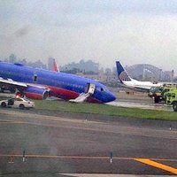 Ņujorkas lidostā avarē lidmašīna ar 150 cilvēkiem uz klāja; astoņi cietušie