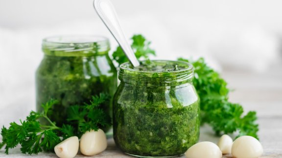 zaļumu mērce pesto konservēšana