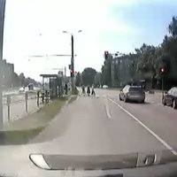 Шокирующее видео: Volvo в Кенгарагсе летел на красный, чуть не сбил пешеходов