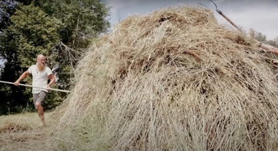 Video: Kā pareizi uzkraut siena zārdu