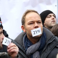 Foto: Pie Saeimas protestē pret plānoto 21% PVN kultūras un izklaides pasākumiem