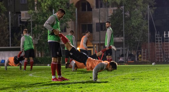 Foto: Latvijas futbola izlase aizvada pirmo treniņu Sanmarīno