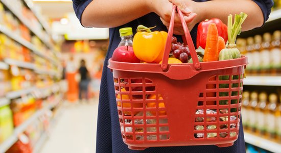 Izslēdz gaismu un pievilina ar atlaidēm. Kā lielveikali vairās no cenu kāpuma