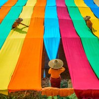 ФОТО. Цветные дорожки над водой: Как в Мьянме ткани сушат