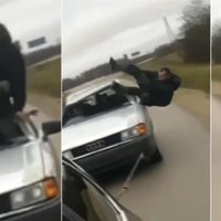 Video: Preiļu novadā no braucoša auto izkrīt pasažieris