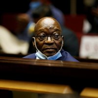 Bijušo DĀR prezidentu Zumu iesēdina uz 15 mēnešiem par tiesas nicināšanu
