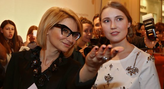 Эвелина Хромченко открыла выставку винтажной и современной бижутерии