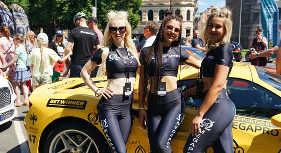 ФОТО: В Ригу съехались 100 суперкаров, в том числе Bugatti за 5 млн евро