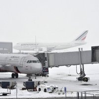 Parīzes lidostās pēc teroraktiem drošības caurlaides atņem 70 darbiniekiem
