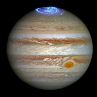 Foto: Habla kosmiskais teleskops piefiksē krāšņu ziemeļblāzmu uz Jupitera