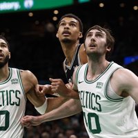 'Celtics' bez Porziņģa pieveic basketbola brīnumbērnu Vembanjamu un 'Spurs'