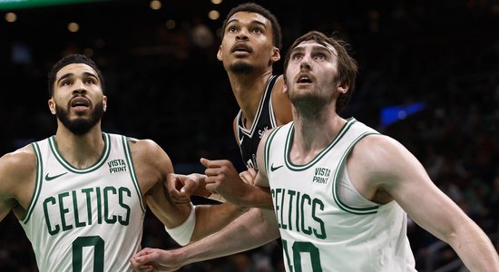 'Celtics' bez Porziņģa pieveic basketbola brīnumbērnu Vembanjamu un 'Spurs'