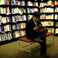 Tūrists no ASV tiek ieslēgts Londonas grāmatu veikalā; izglābjas ar sociālo tīklu palīdzību