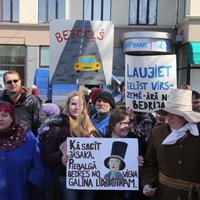 Fotoreportāža: par slikto ceļu stāvokli dusmīgie vecpiebaldzēni protestē pie valdības ēkas