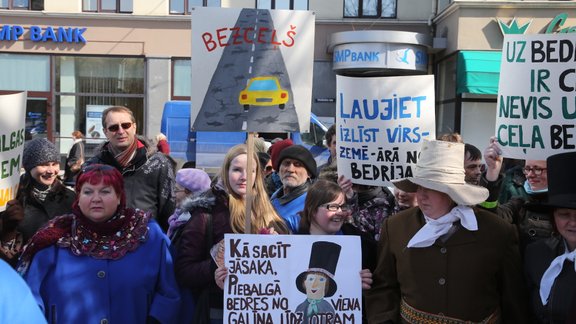 Ar slikto ceļu neapmierinātie vecpiebaldzēnu protests pie MK - 1