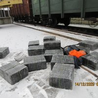 Foto: Kravas vilcienos likumsargi uziet 450 000 kontrabandas cigarešu