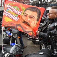 'Par Dzimteni, par Staļinu': Krievijas motociklisti sāk braucienu uz Berlīni