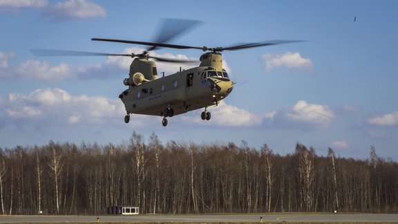 Aviācijas bāzē Lielvārdē ieradās trīs ASV Armijas helikopteri “Chinook” - 20